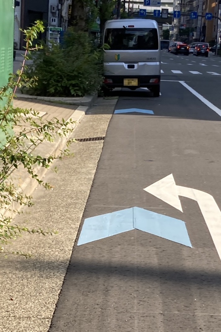 自転車専用レーンに停車している様子